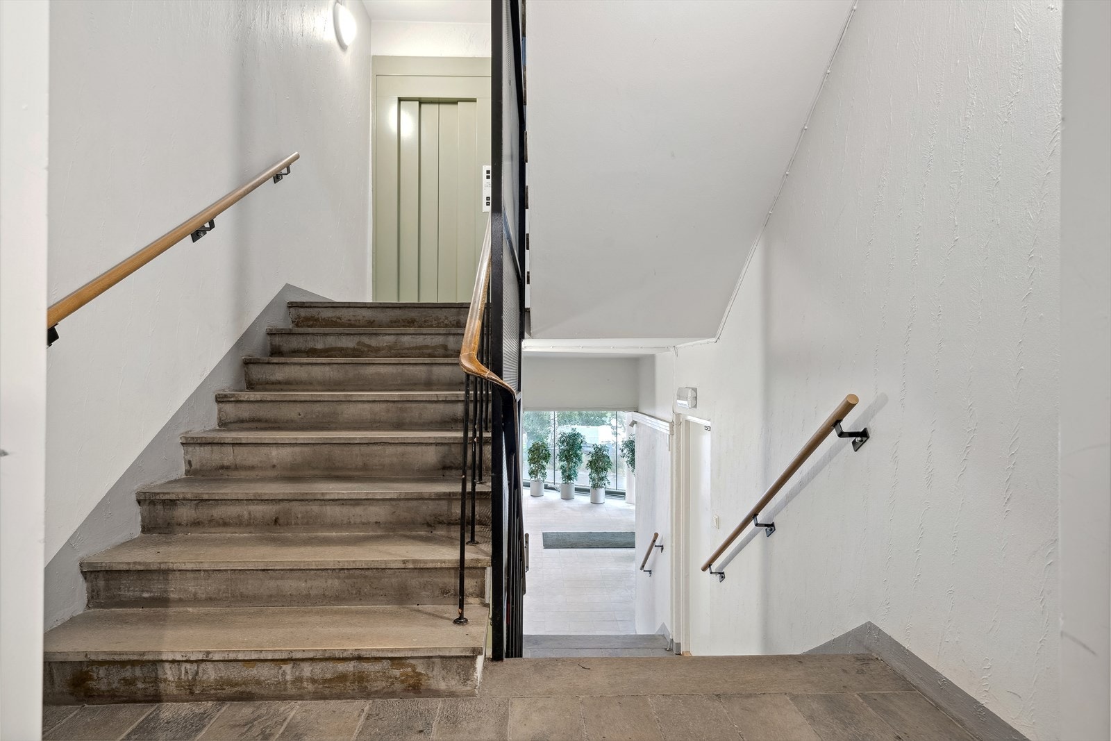Det er heis i bygget som blant annet tar deg til sameiets felles takterrasse eller egen sportsbod som ligger i kjeller. Galleribilde