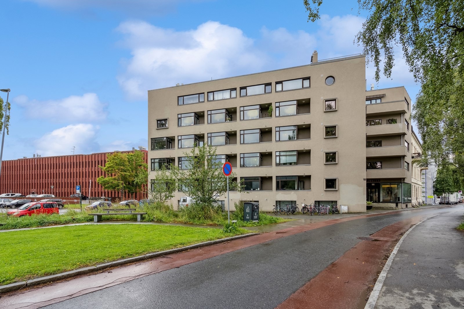 Her har du byens beste kollektivtilbud, nærhet til alt du trenger i det daglige liv og enda litt til. Dette er selve knutepunktet for yrende liv og severdigheter, samt kulturell historie og vakker arkitektur. Galleribilde