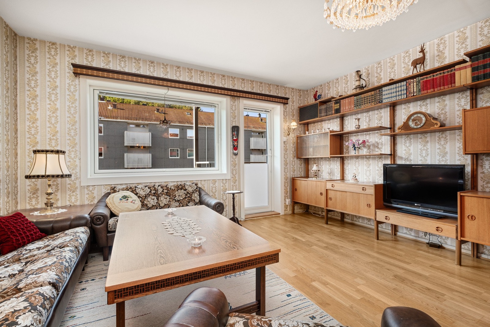 Mye naturlig lys fra store vindusflater inn i rommet Galleribilde