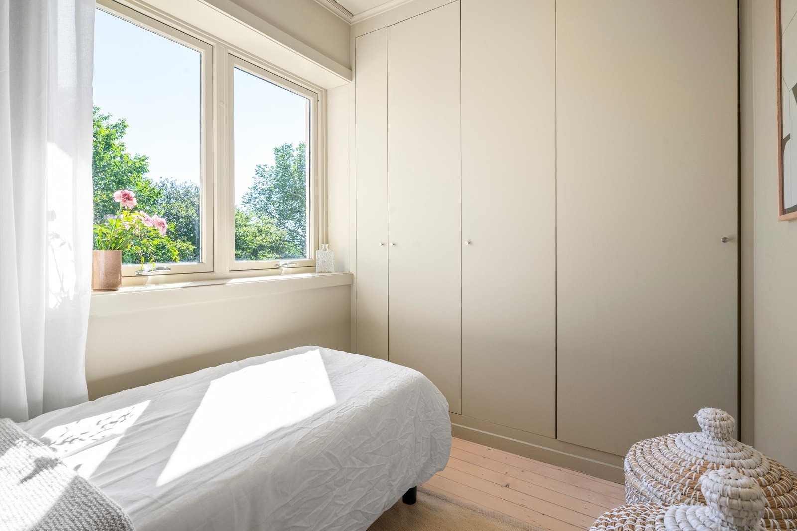 Soverom II er også innredet med plassbygd garderobe. Galleribilde