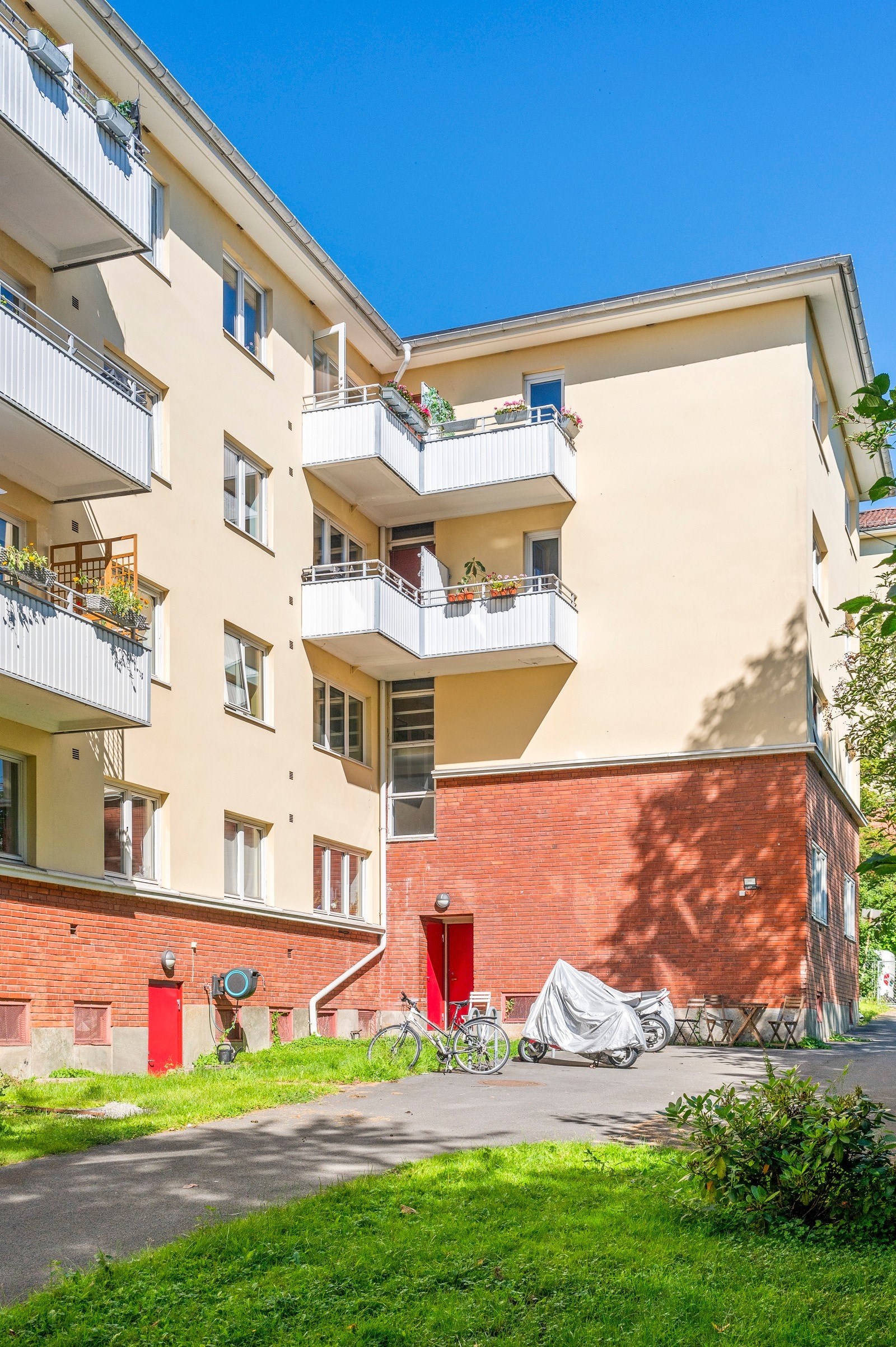 Veldrevet borettslag med felles trimrom, vaskeri og gjesterom som kan leies for en symbolsk sum. Galleribilde