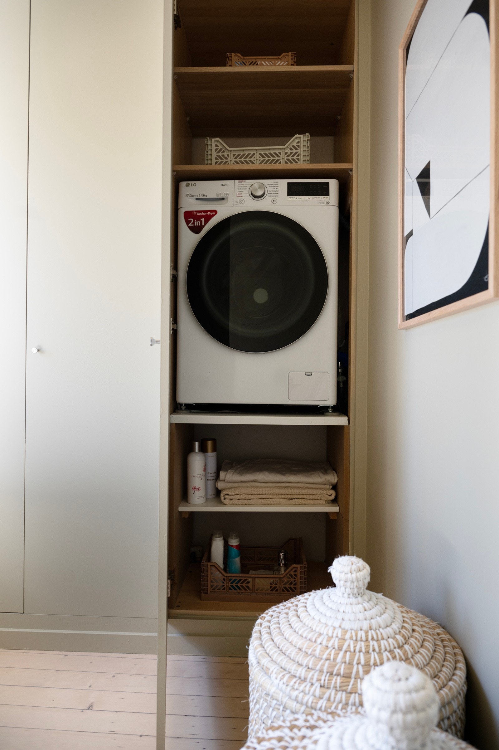 Praktisk med opplegg for vaskemaskin i skap. Galleribilde