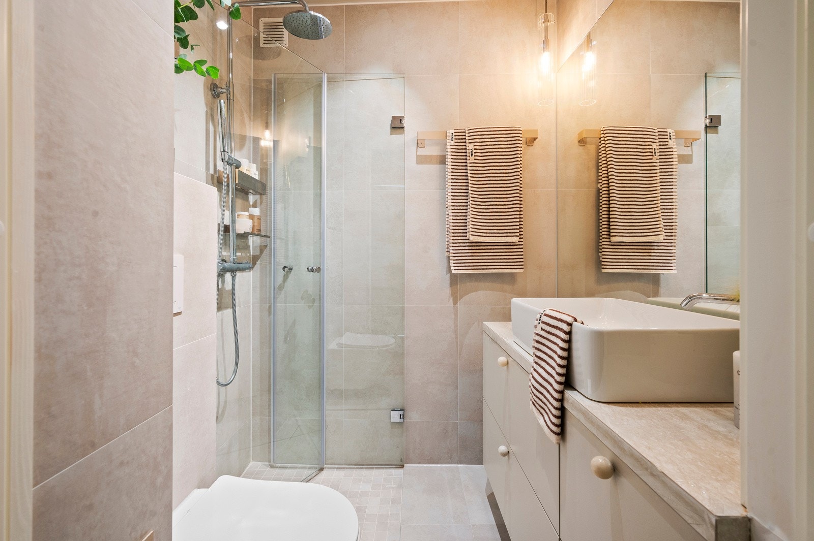 Rålekkert bad fra 2023 med store delikate fliser på gulv og vegger. Galleribilde