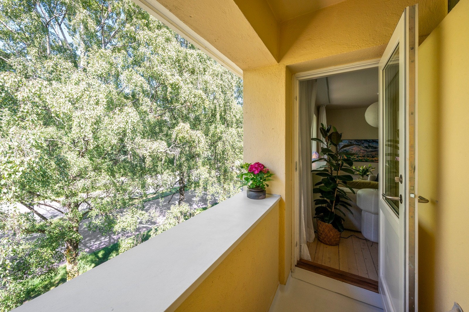 Adkomst fra stuen til vestvendt balkong på ca. 2,3 kvm. Galleribilde