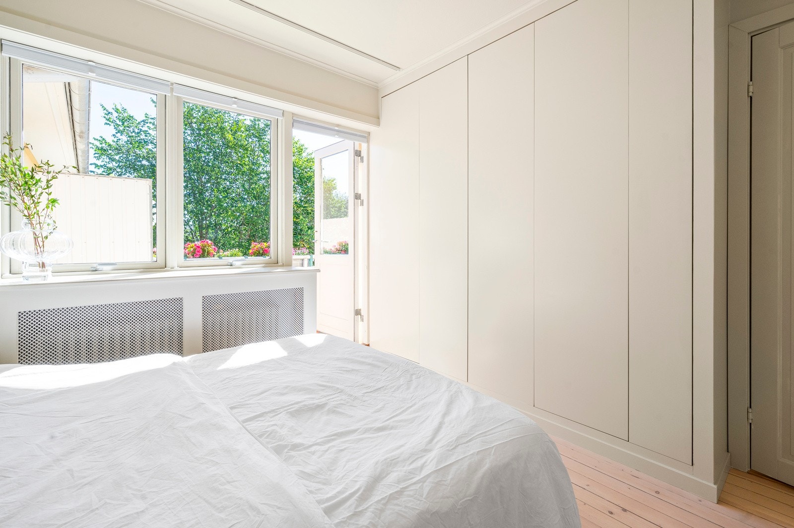 Hovedsoverommet er innredet med plassbygde garderobeskap i samme fargetone som himling og vegger. Galleribilde