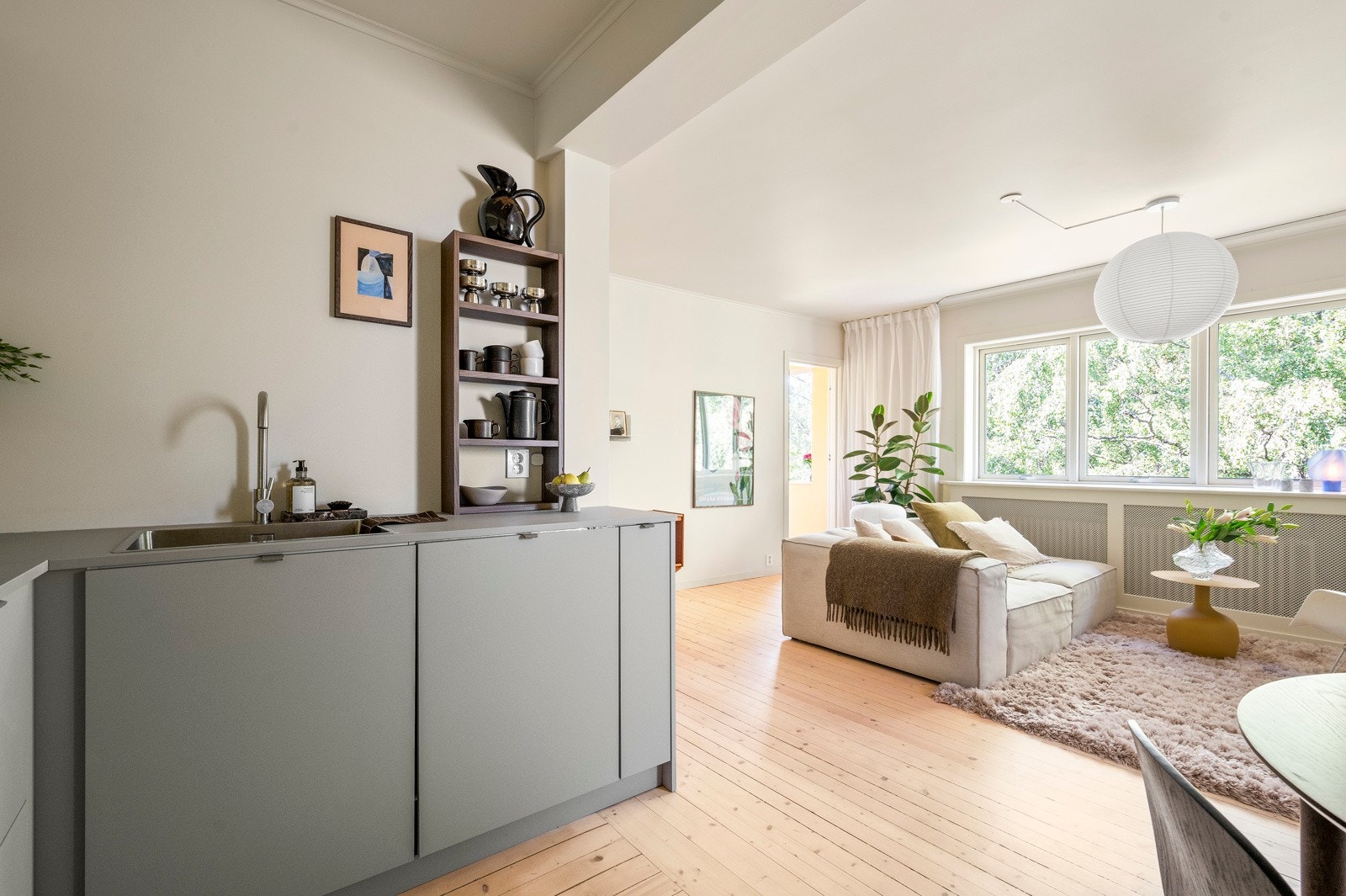 Gjennomgående originalt tregulv som ble slipt i 2023. Galleribilde