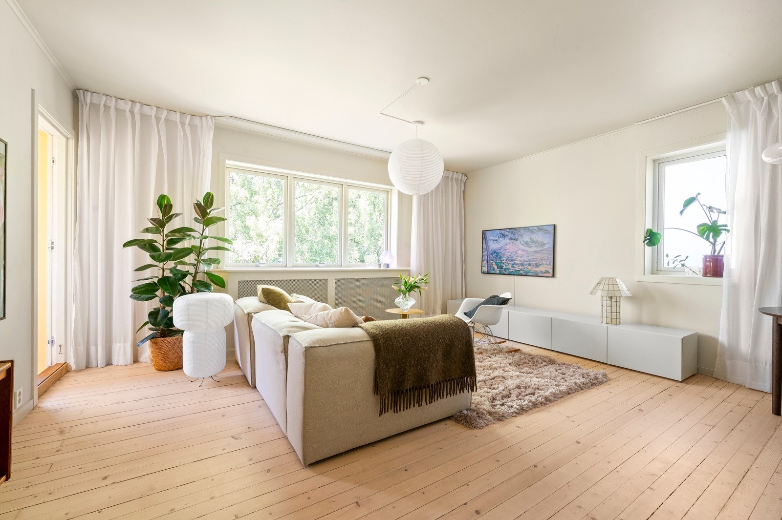 Leiligheten gjennomgikk en omfattende renovering i 2023 og fremstår med meget pen standard. Galleribilde