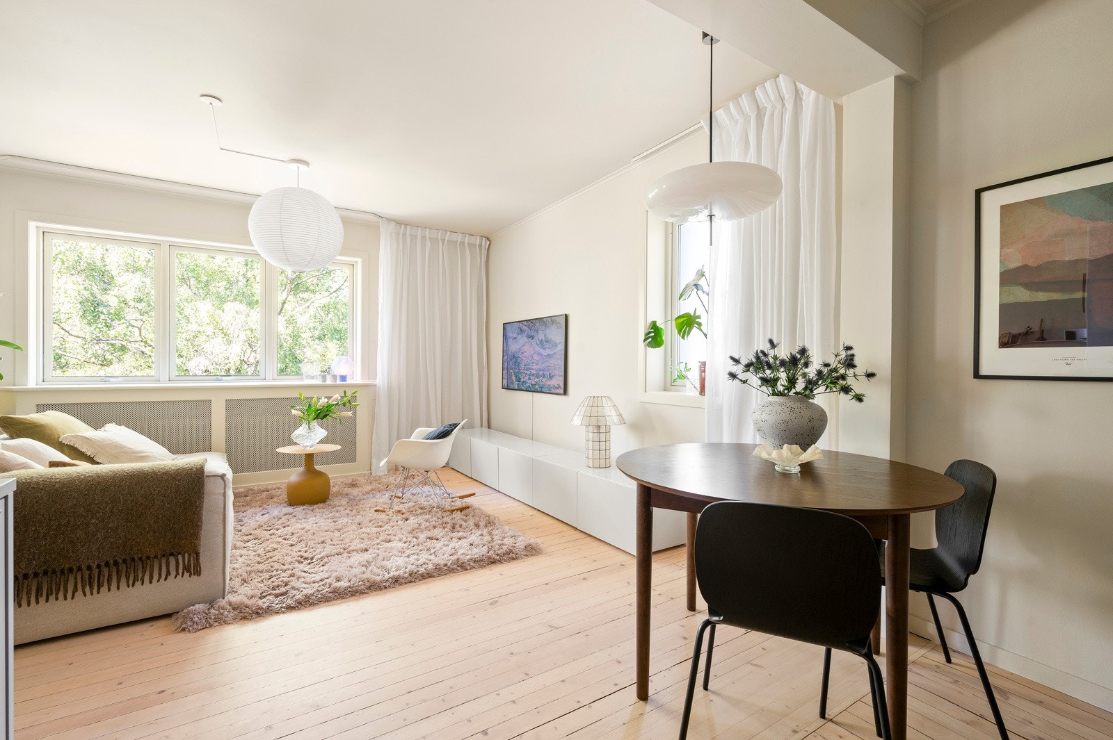 Alle vegger ble overflatebehandlet med gips, sparklet og malt opp i delikate fargetoner i 2023. Galleribilde