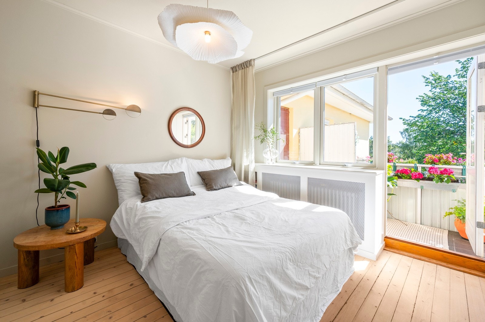 Romslig hovedsoverom med god plass til dobbeltseng og tilhørende nattbord. Galleribilde