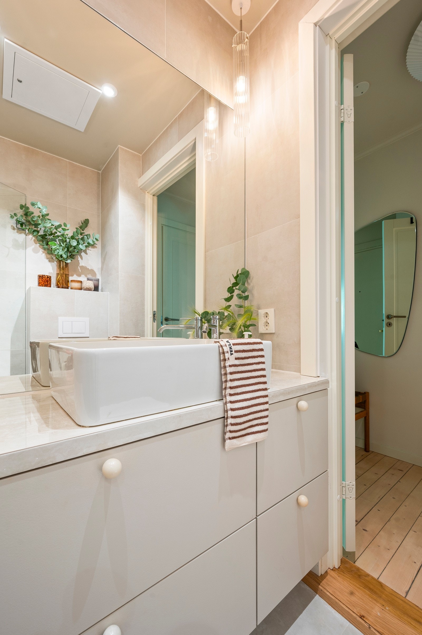 Varmekabler i gulv og downlights i himling. Galleribilde