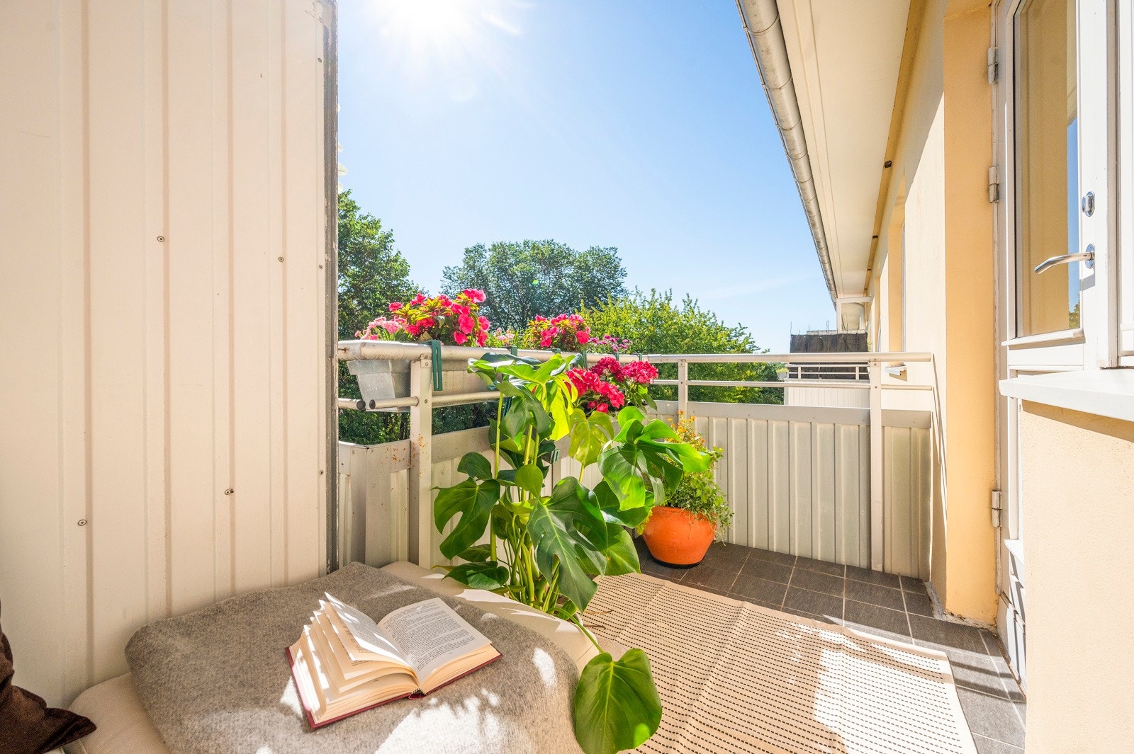 Østvendt balkong på ca. 4,3 kvm med god plass til balkongmøbler og usjenert utsikt mot grøntarealer. Galleribilde