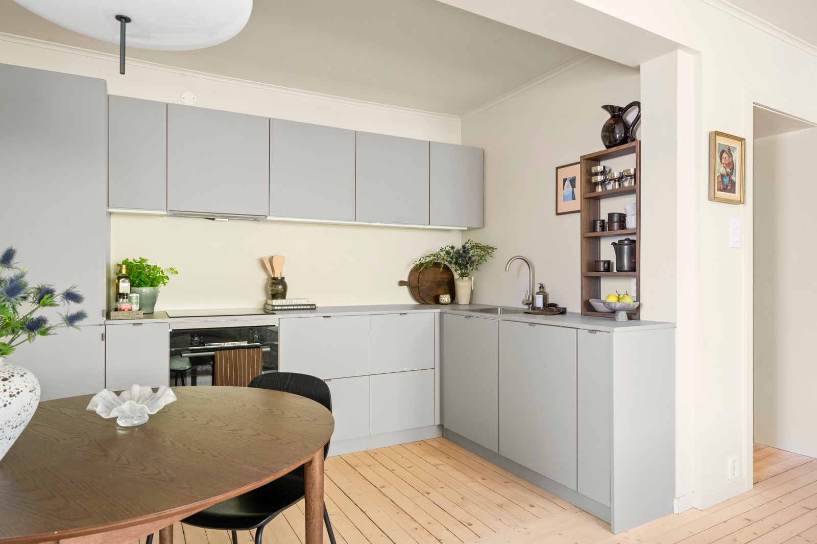 Stilrent Kvik kjøkken fra 2023 med god arbeidsplass i form av skap- og benkeplass. Galleribilde