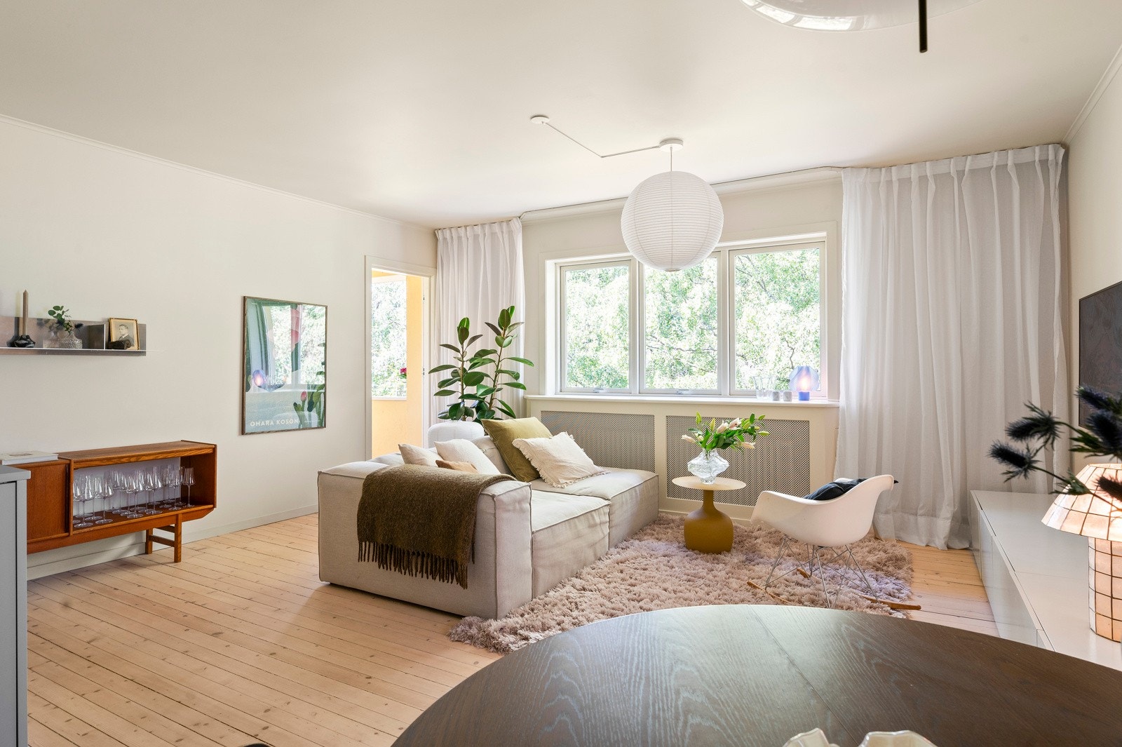 Romslig og innbydende stue med lysinnslipp fra tre sider. Galleribilde