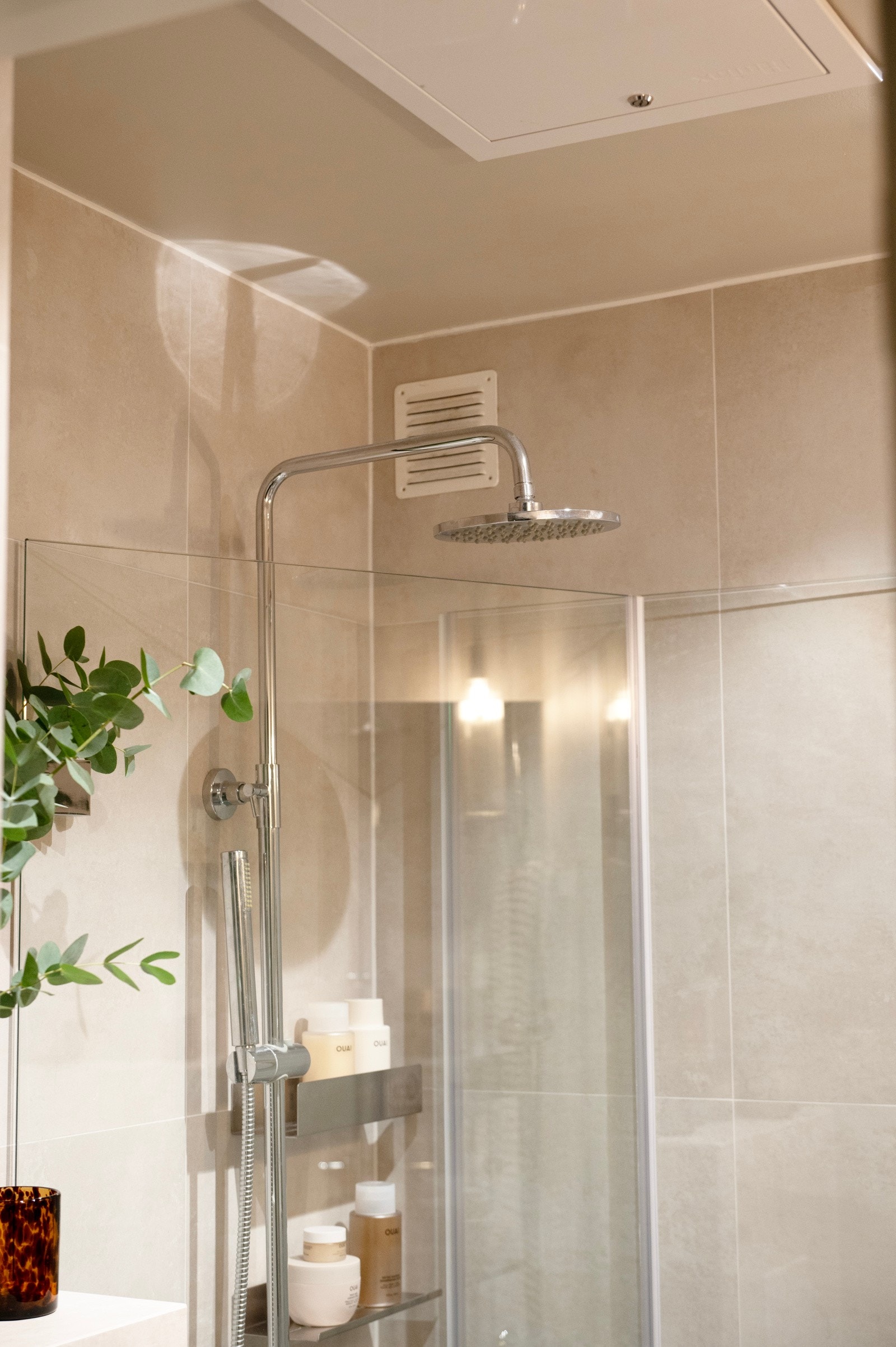 Dusjhjørne med innfellbare glassdører, hånd- og regnfallsdusj. Galleribilde