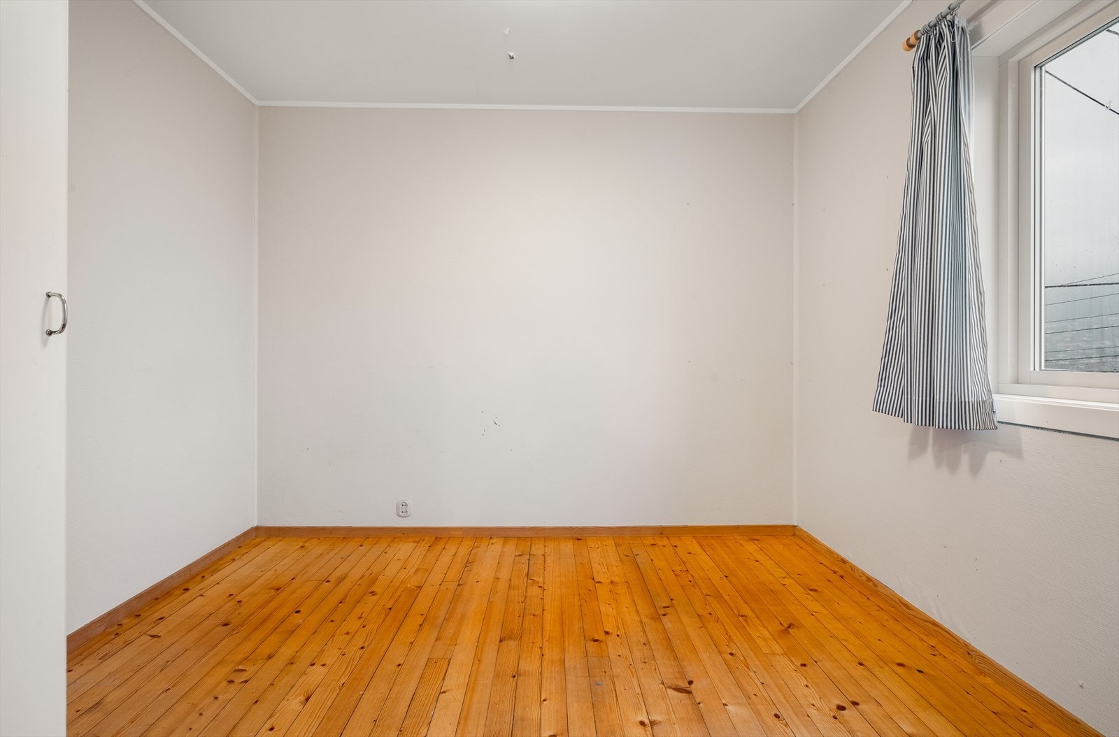 Her har man plass til dobbeltseng, en garderobeløsning og annet passende soveromsmøblement. Galleribilde