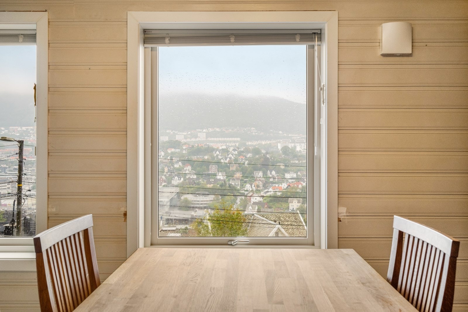 Fra stuevinduene får du en fantastisk panorama utsikt over Bergensdalen og Ulriken. Galleribilde