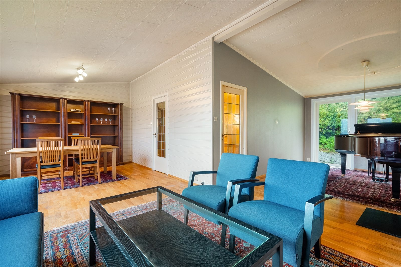 Stuen romslige stuen gir deg også god plass til å møblere med både sofa- og spisegruppe. Galleribilde