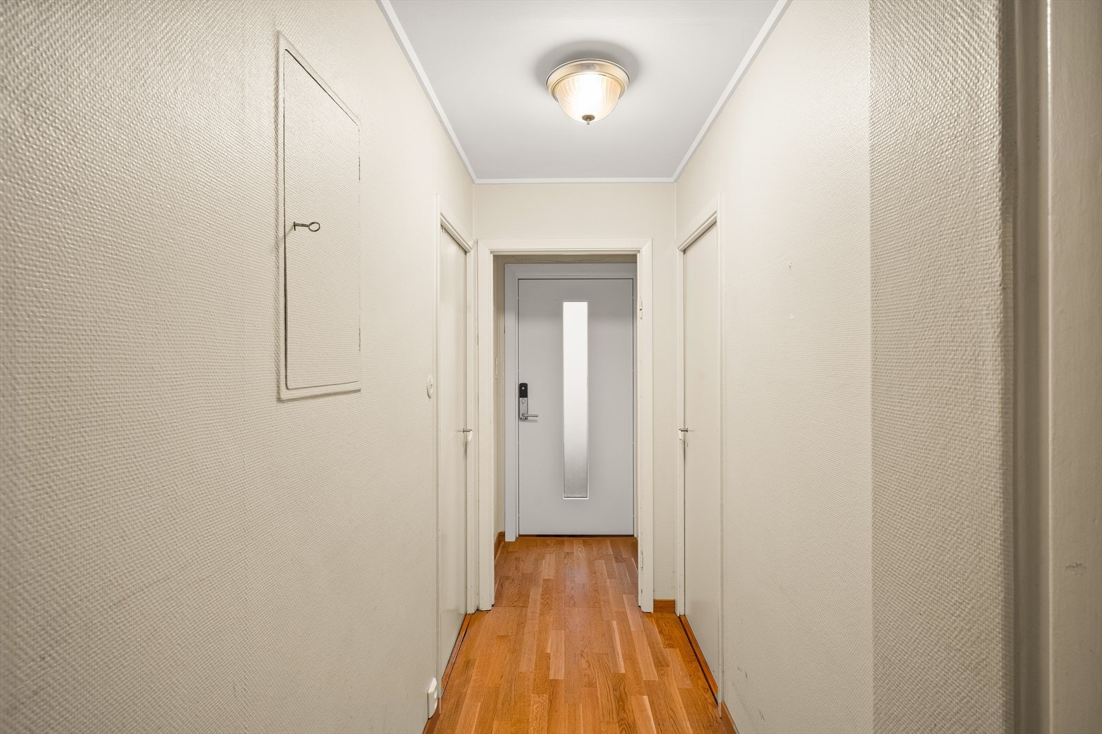 Vi møtes av en lys entré. Her har man god plass til å innrede med garderobe, knagger eller skohylle for oppbevaring av yttertøy. For ekstra oppbevaring har leiligheten bod i første og andre etasje på hhv. 2,9 kvm og 2,7 kvm. Galleribilde