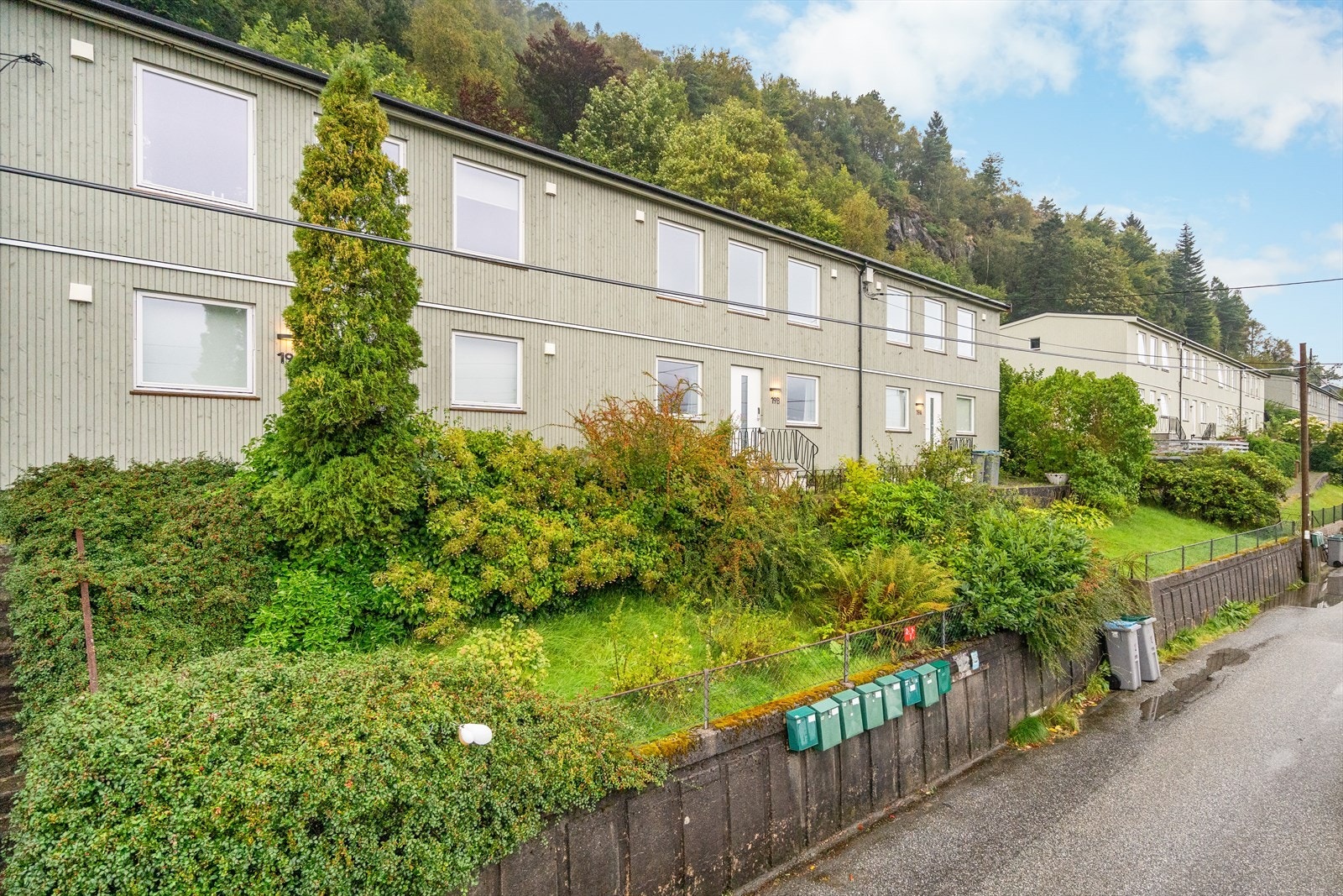 Boligen ligger i et attraktivt og veletablert boligområde. Man har et godt utvalg dagligvarebutikker i nærheten. Blant annet Coop Extra Minde og Joker Søndre Skogvei en kort spasertur unna, samt flere dagligvarebutikker og servicetilbud ved Minde Allé. Galleribilde