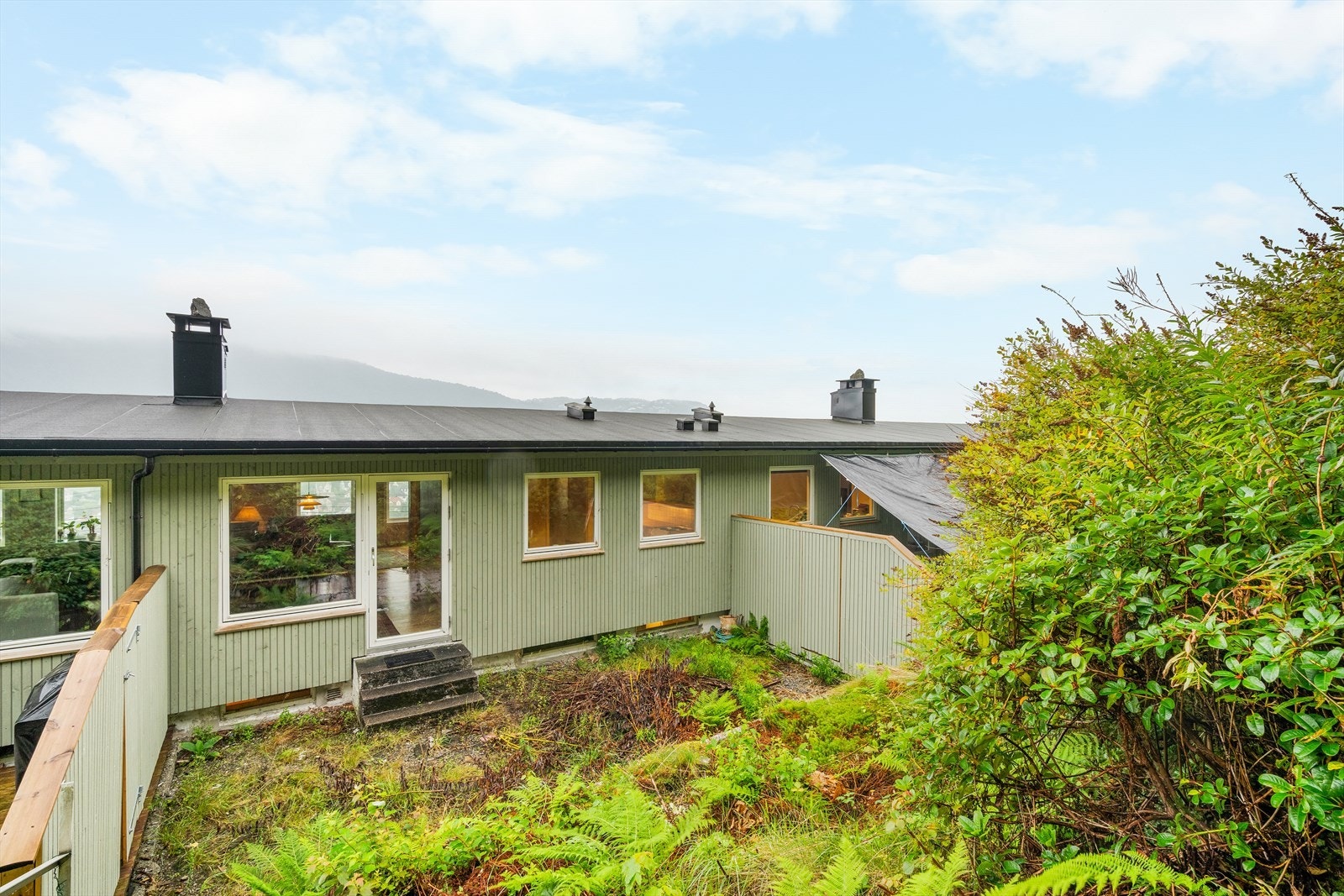 Her har du god plass til utemøbler, grill og godt selskap. Galleribilde