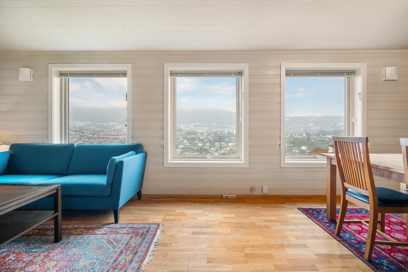 Her blir vi møtt av store vindusflater som sørger for rikelig av naturlig lysinnslipp. Galleribilde