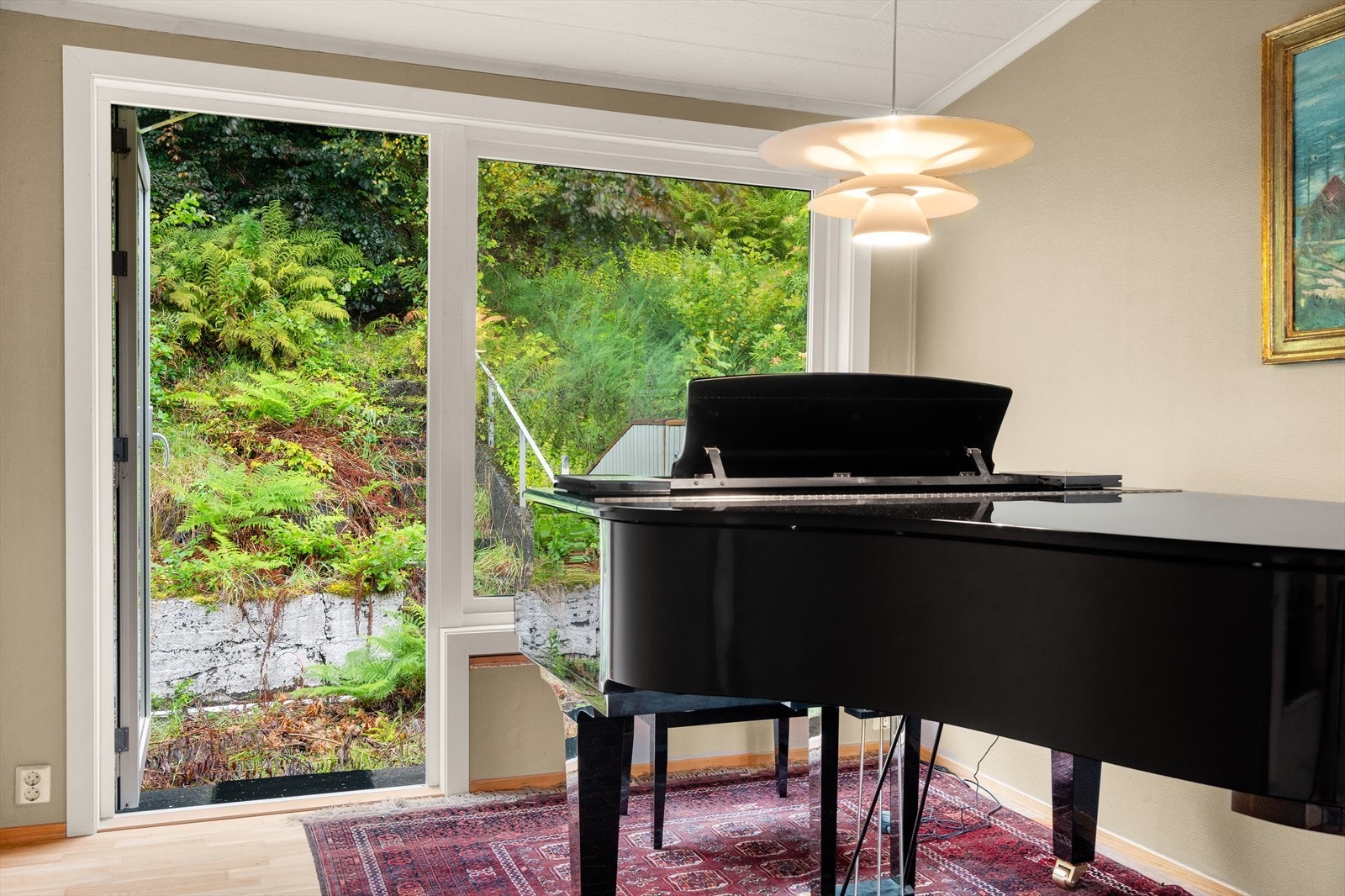 Fra stuen er det utgang til terrasse målt til 17,3 kvm. Galleribilde