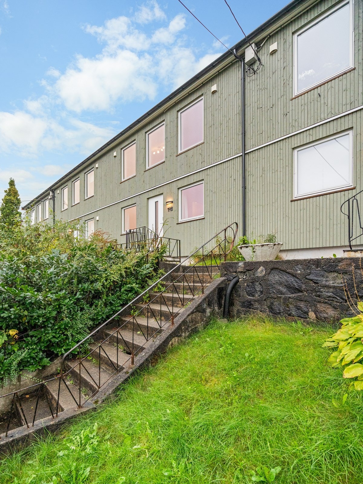 Det er flere barnehager og skoler i område, med bl.a. Minde skole, og Espira Grønnestølen (barnehage) like ved. Galleribilde