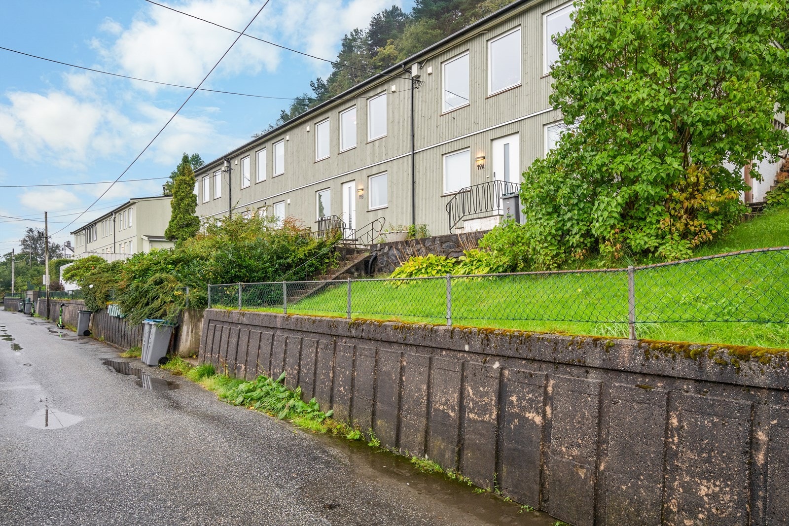 Det er etterisolert yttervegger, ny vindsperrer, lekter og ytterkledning i 2021/2022, og montert nye vinduer, ytterdører, takrenner og nedløp i 2022. Galleribilde