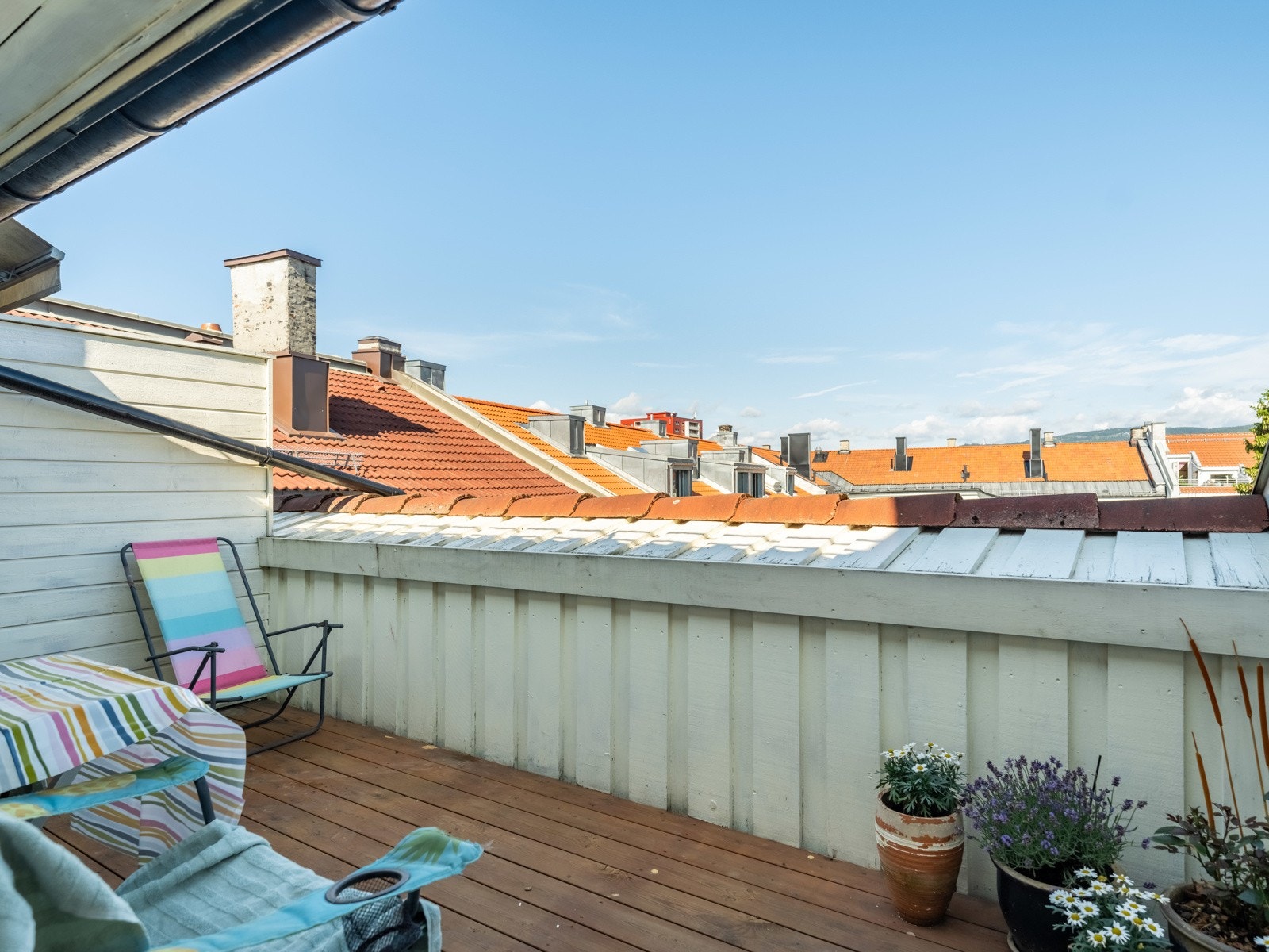 Det er god plass til både spisebord og sittegruppe her. Galleribilde