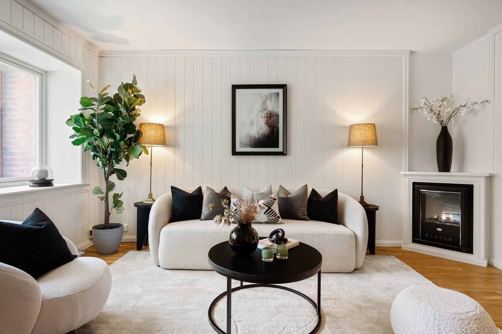 Planløsningen åpner opp for flere møbleringsmuligheter med god plass til sofagruppe, TV-møbler og spisebord med tilhørende stoler. Galleribilde