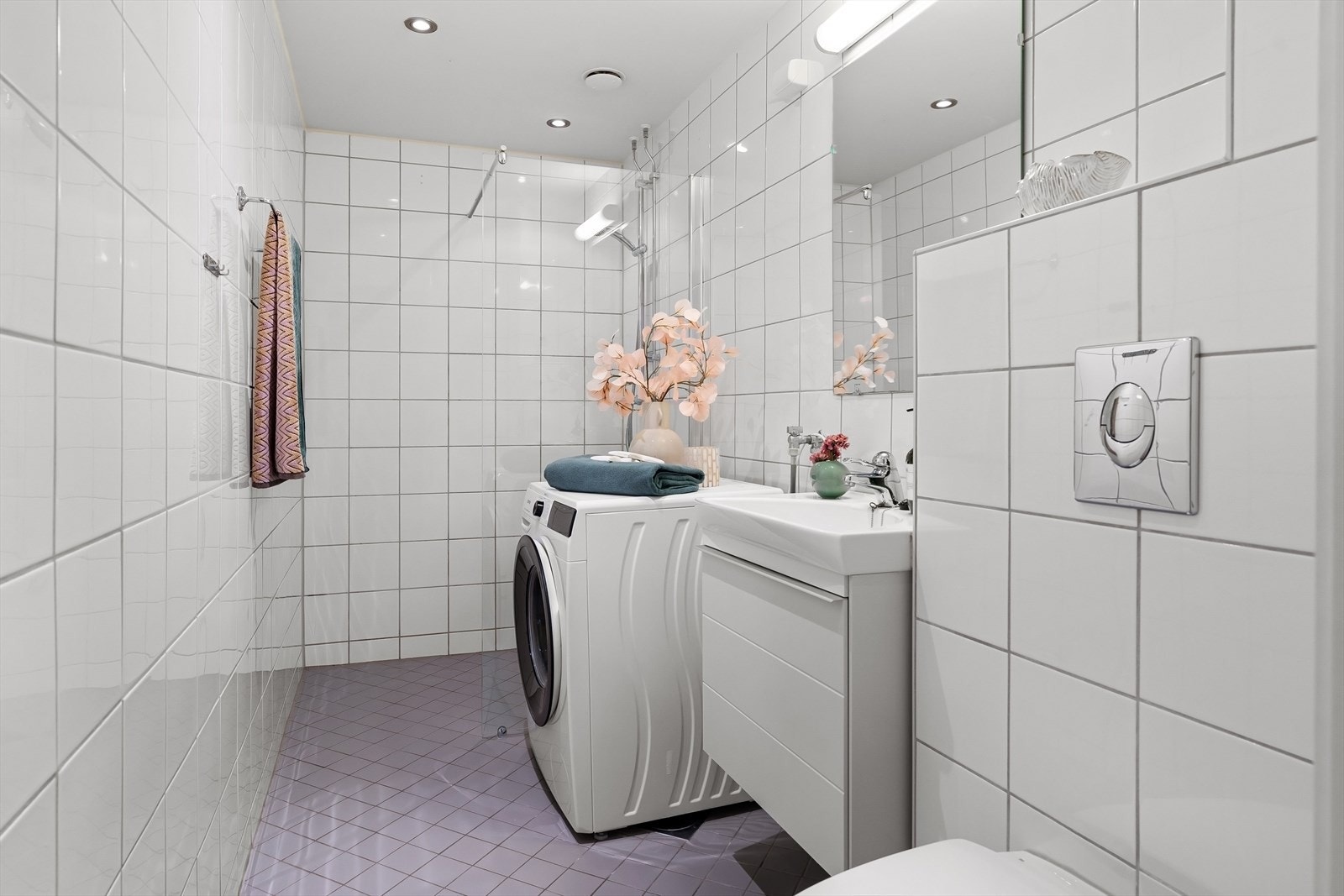 Pent flislagt baderom med innfelt downlights og elektrisk gulvvarme. Galleribilde