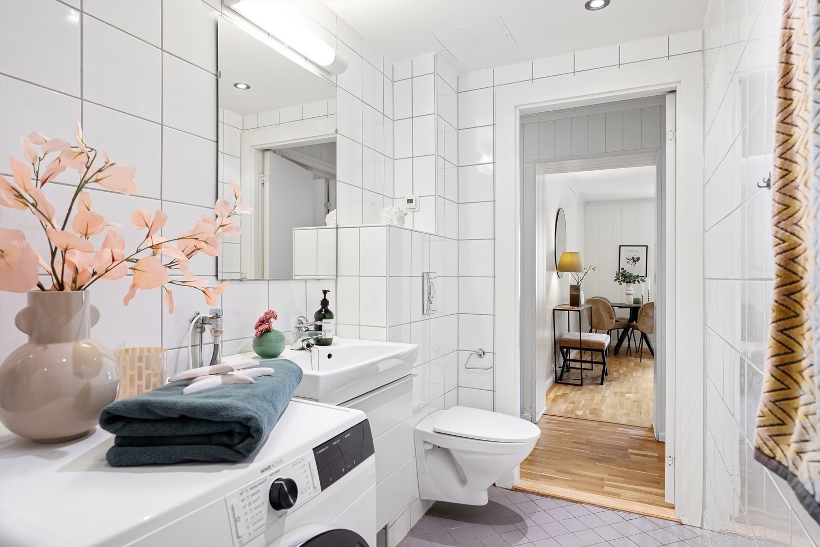 Badet er innredet med vegghengt klosett, servant med innredning, speil med lys og dusjhjørne med glassfelt. Det er opplegg for vaskemaskin og naturlig avtrekk. Galleribilde