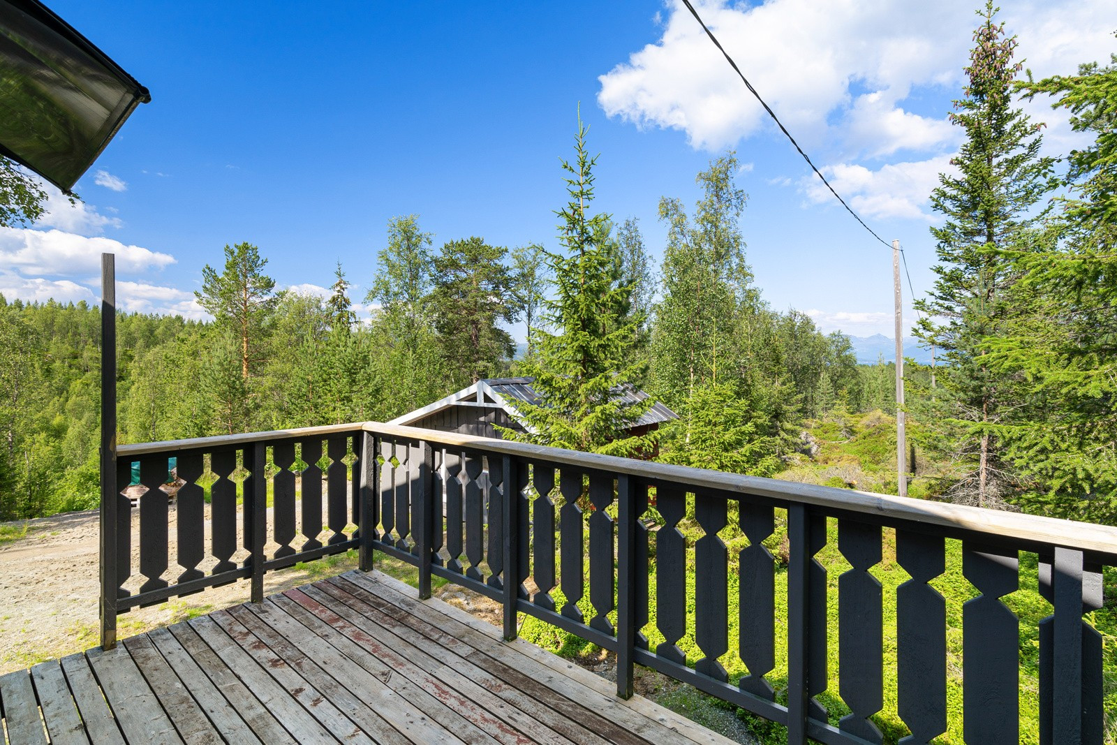 Fra verandaen kan du nyte både nordlyset og midnattsola, i tillegg får du god plass til ønsket møblement.