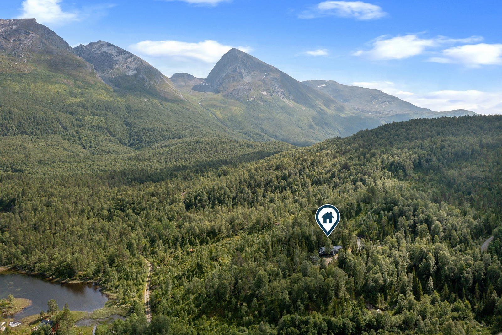 Mektige fjell omringer hytten og gir deg den rå nordnorske naturfølelsen. Her kan man se Høltinden, Kvittinden og Storvasstinden.