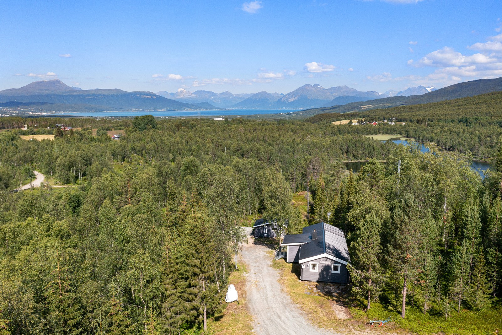 Herfra er det 10min kjøring til Storsteinnes, ca. 50min til Målselv fjellandsby og ca. 1t til Tromsø.