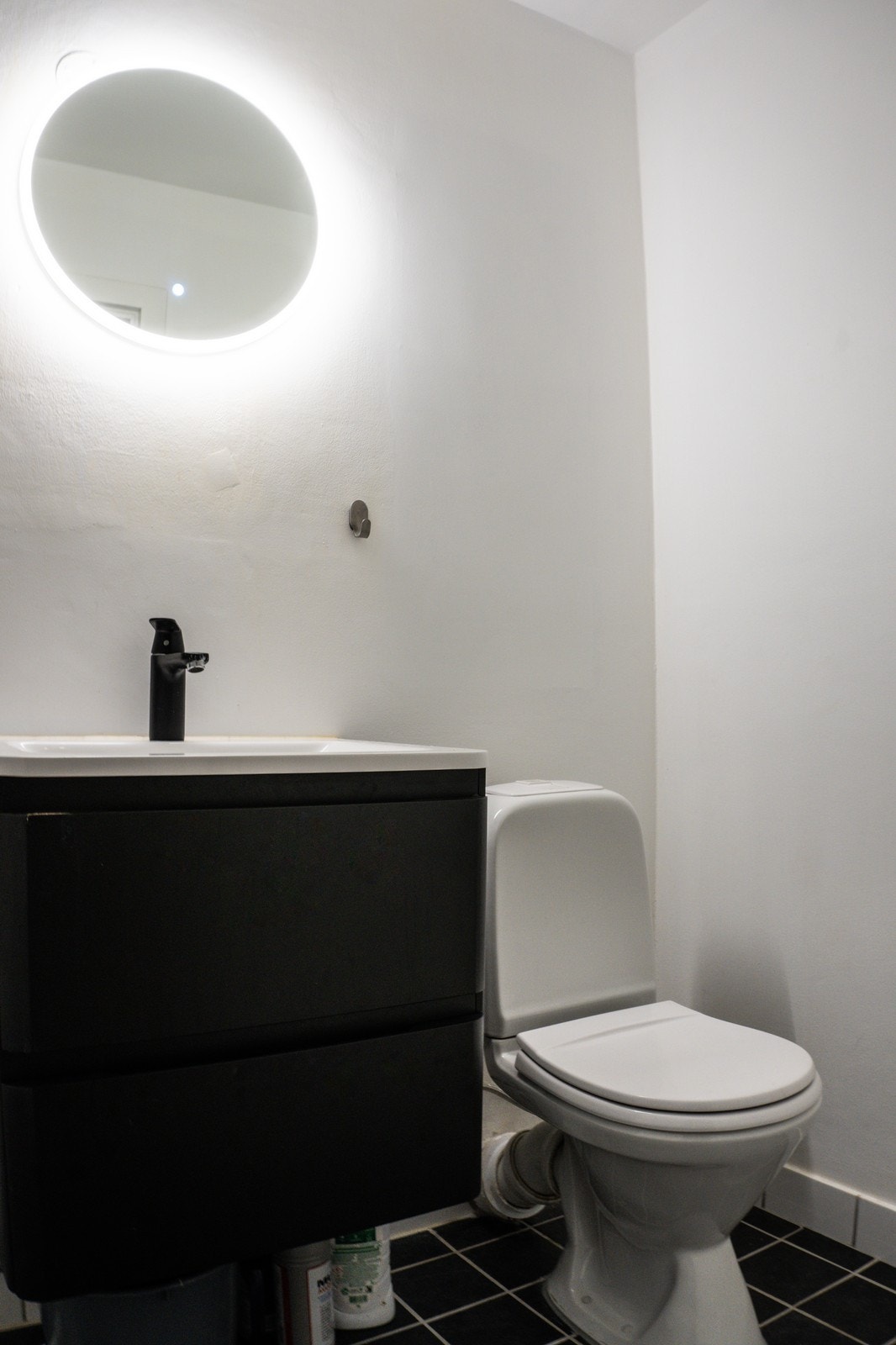 Badet er innredet med flotte fliser, dusjhjørne, og praktiske oppbevaringsmuligheter. Galleribilde