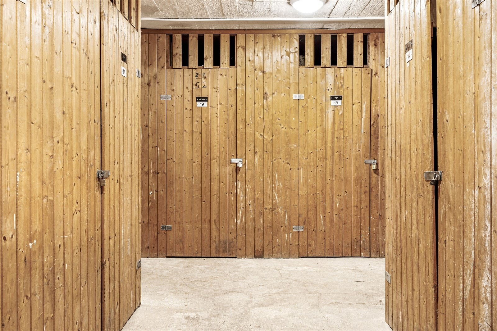 Boligen disponerer to boder. En lofts- og kjellerbod. Loftsboden har et målbart areal på ca 5 kvm under skråtak på loft(gulvareal ca 13 kvm). Kjellerboden har et arel på ca 1 kvm. Galleribilde