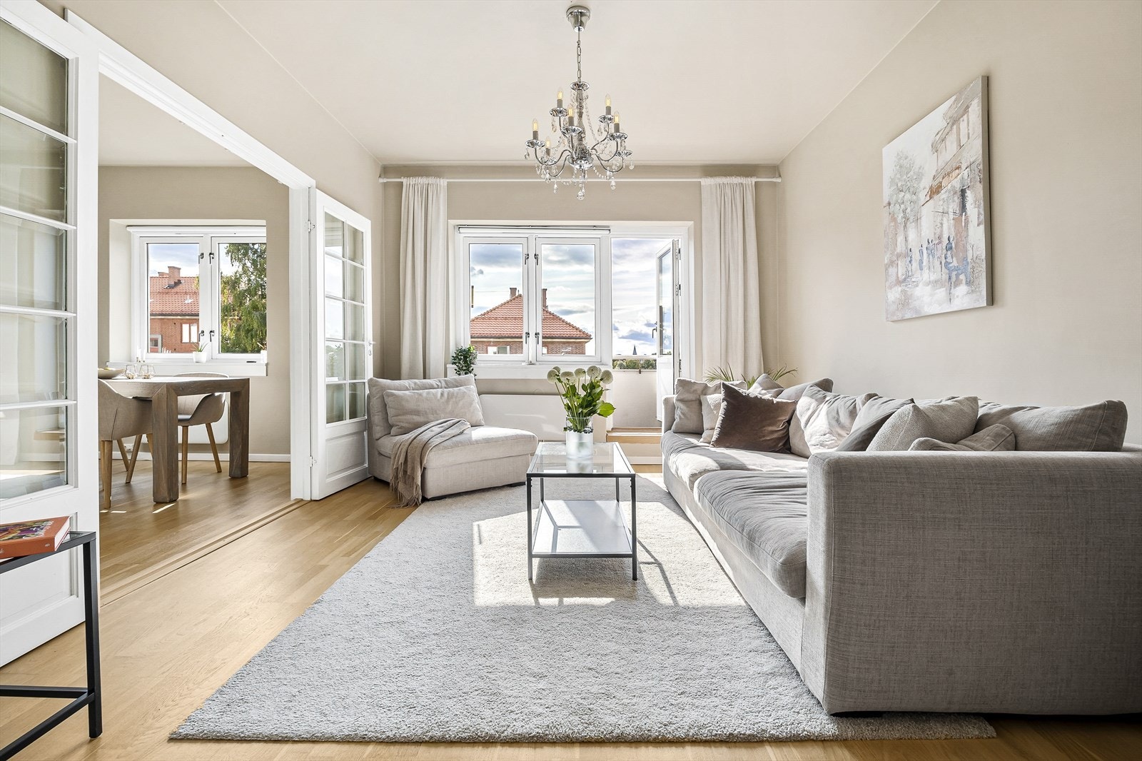 Stuen er lys og romslig, og er malt i fine og varme farger. Galleribilde