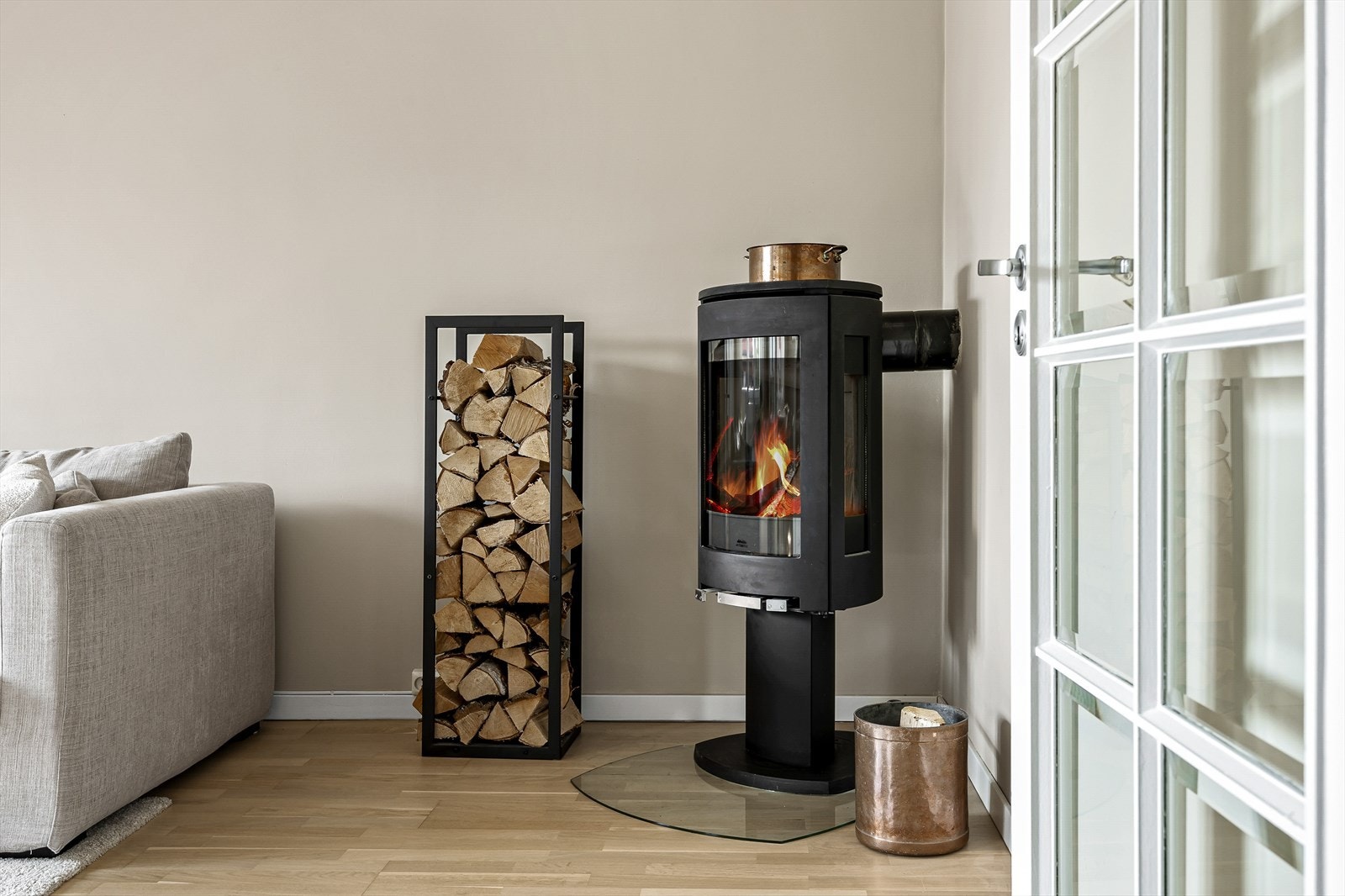 Det er installert en peisovn i stuen som gir stemning og godt med varme på kalde høstdager. Galleribilde