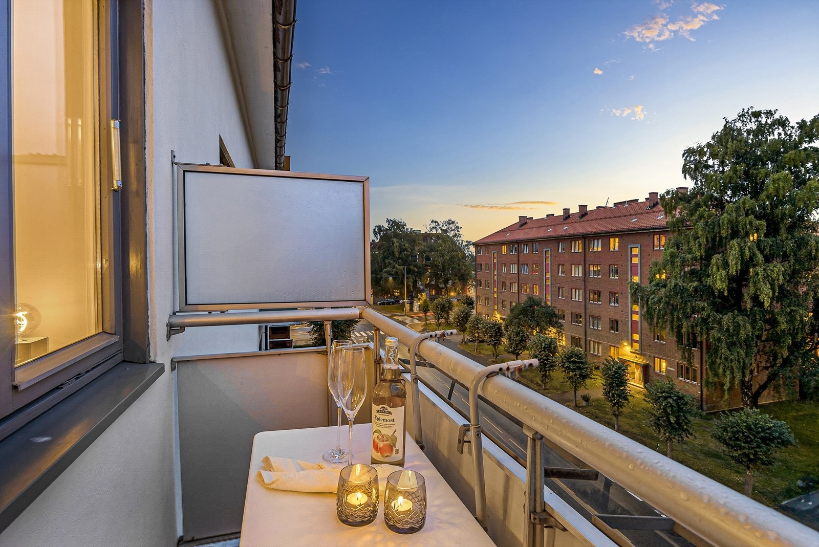 Her har du en fin balkong med plass til et hyggelig bord, samtidig som du har en fin utsikt over det urbane nabolaget. Galleribilde