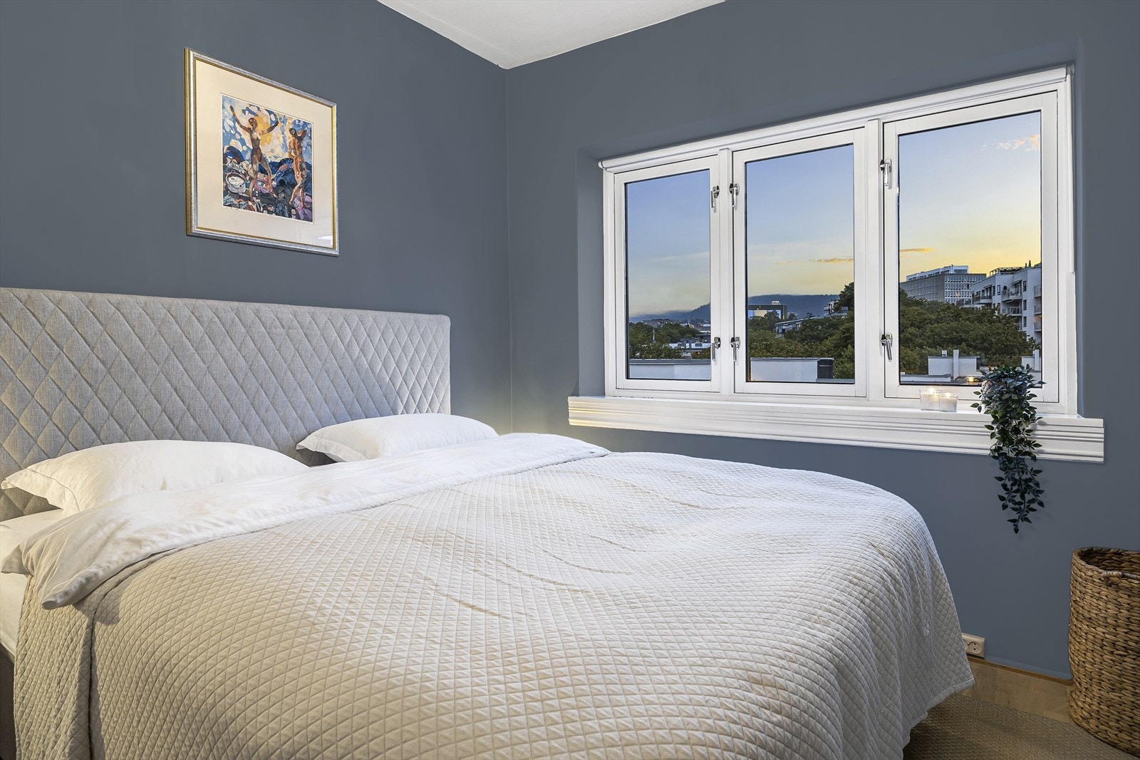 Soverom 1 - Rommet er malt i behagelige farger, og vindusflatene gir rommet godt med lys. Galleribilde