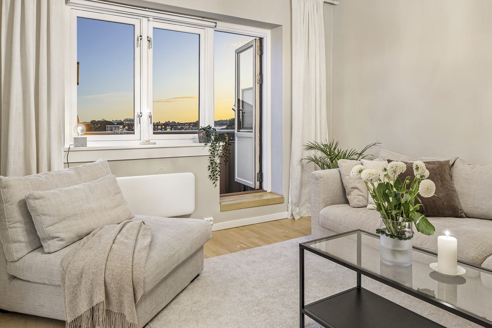 Boligen har en gjennomgående planløsning som gir godt med lys. Galleribilde