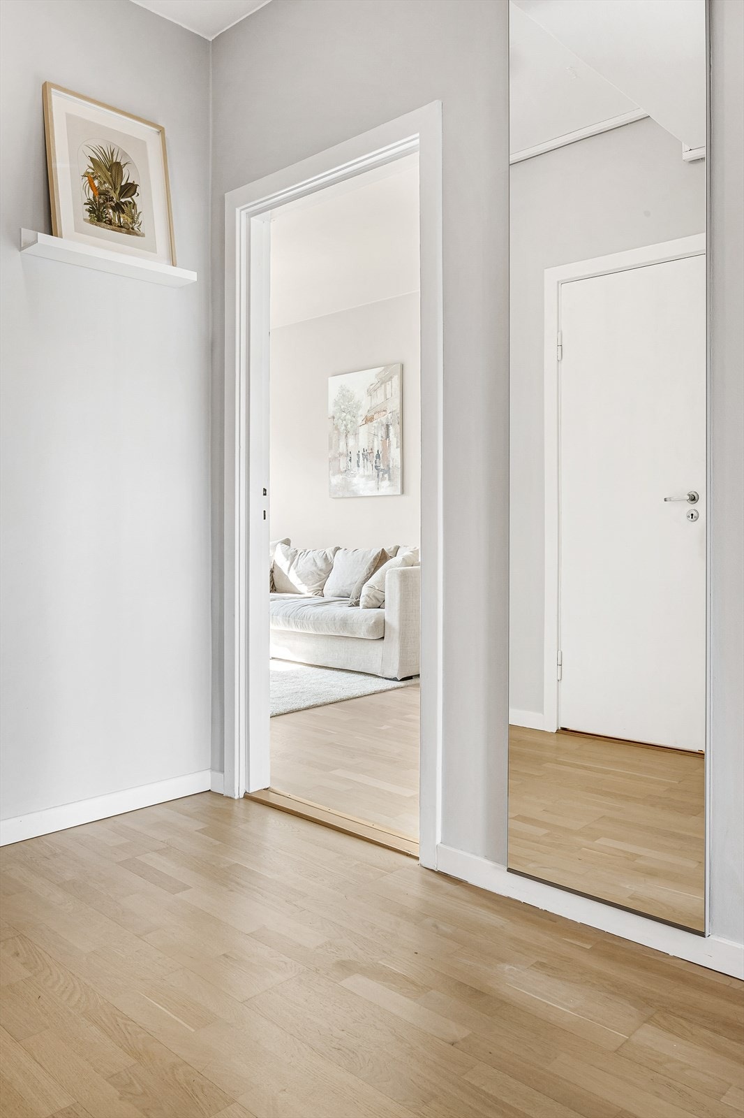 Fra entréen trer du også inn i boligens stue. Galleribilde