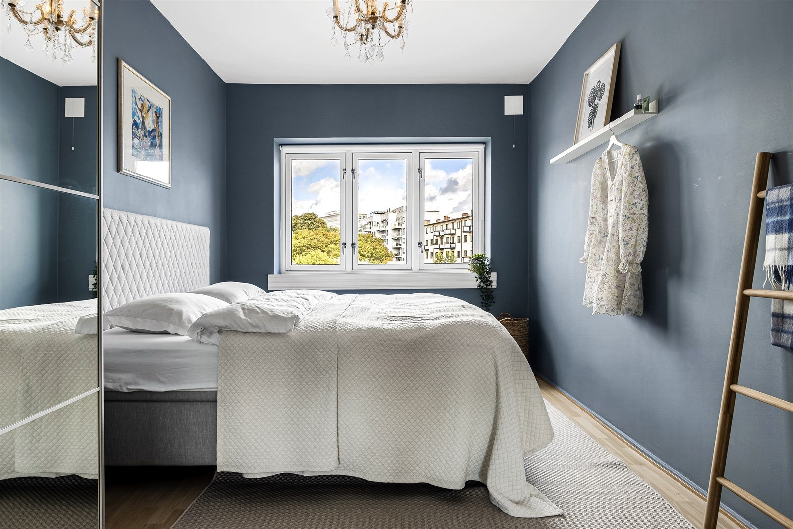 Soverom 1 - Hovedsoverommet har en god atmosfære, hvor du kan trekke deg tilbake etter en lang dag. Soverommet har etablert en praktisk skyvedørsgarderobe med speildører. Galleribilde