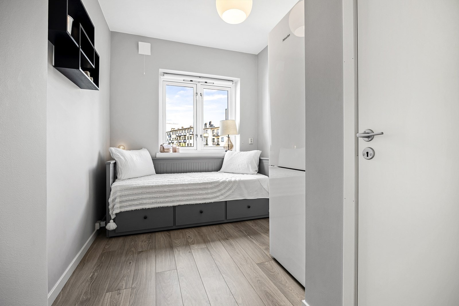 Soverom 2 - Lyst og funksjonelt gjesterom med utsikt. Dette var det opprinnelige kjøkkenet, og på andre siden av døren på høyre side finner du vaskemaskin og tørketrommel. Galleribilde