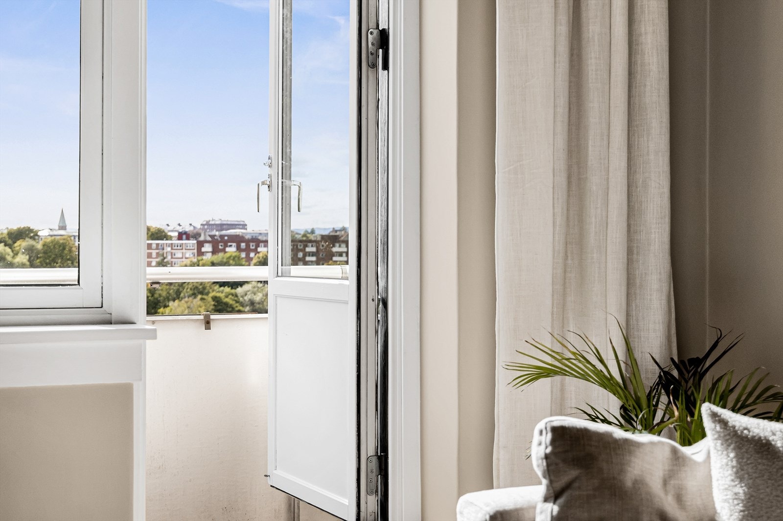 Fra stuen er det utgang til en sydvestvendt balkong. Galleribilde