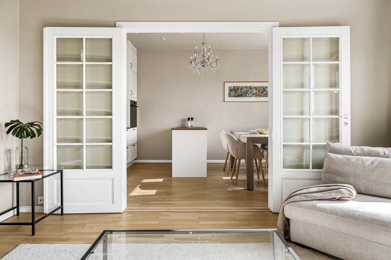 Fra stuen har du tilgang til et flott Epoqkjøkken som ble etablert i 2023. Kjøkkenet var tidligere på det ene soverommet, noe som gir dagens løsning den ultimate planløsning. Galleribilde