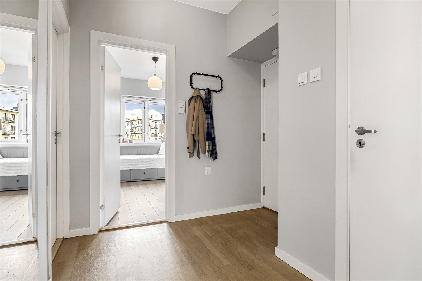 Velkommen inn til en lys og romslig entré med god plass til å henge fra seg yttertøy og sko. Leiligheten er gjennomgående med vinduer på begge sider og soverommene er vendt mot en rolig bakgård. Galleribilde