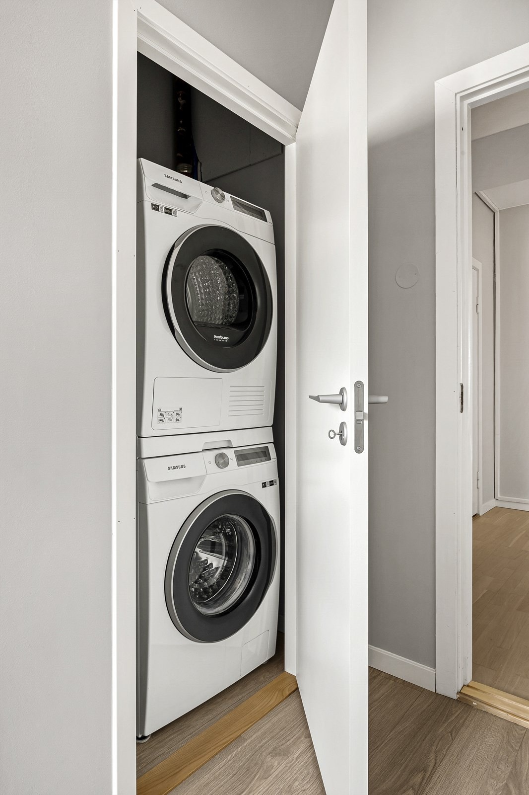 I tillegg finnes det praktisk opplegg for vaskemaskin i et eget avlukke på et av soverommene, komplett med vannstoppsystem for ekstra trygghet. Galleribilde