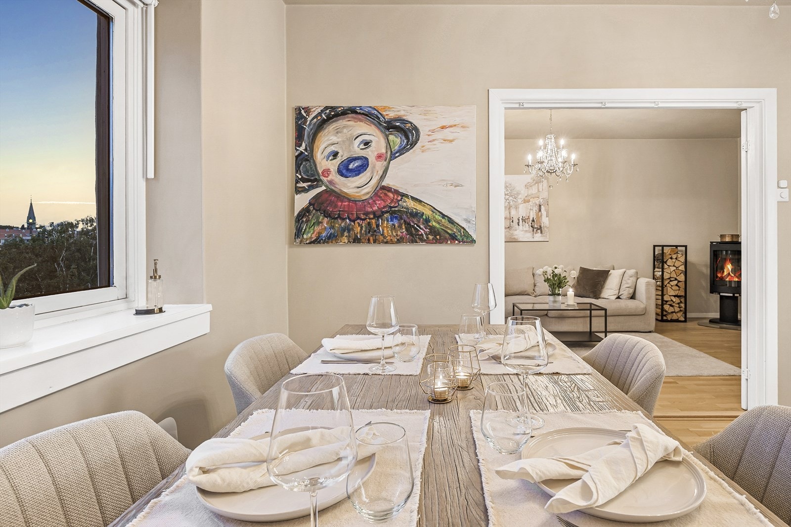 Kjøkkenet har plass til et større spisebord for å nyte hyggelige middager med nære og kjære. Galleribilde